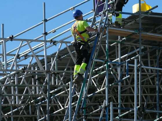 Andaime tubular montado na fachada de um prédio em obra