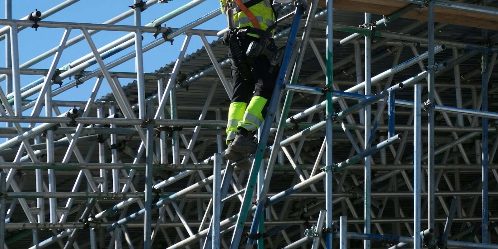 Andaime tubular montado na fachada de um prédio em obra