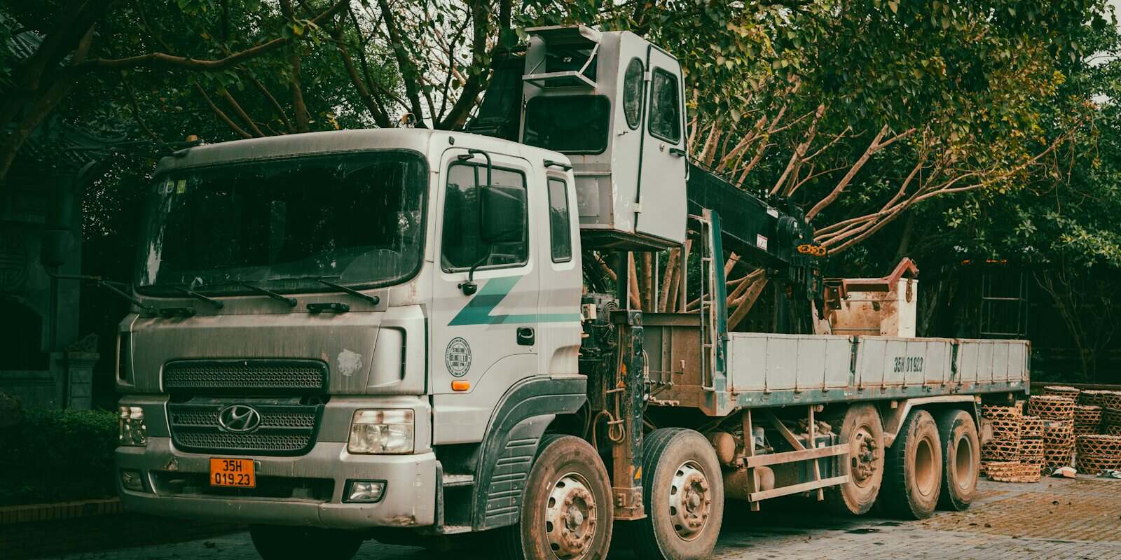 Caminhão munck branco com guindaste articulado montado atrás da cabine