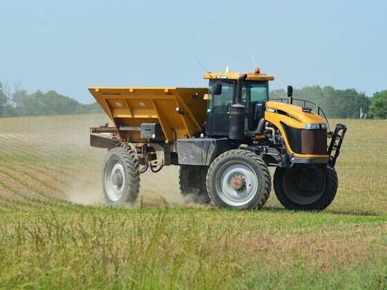 Distribuidor autopropelido espalhando fertilizante numa lavoura