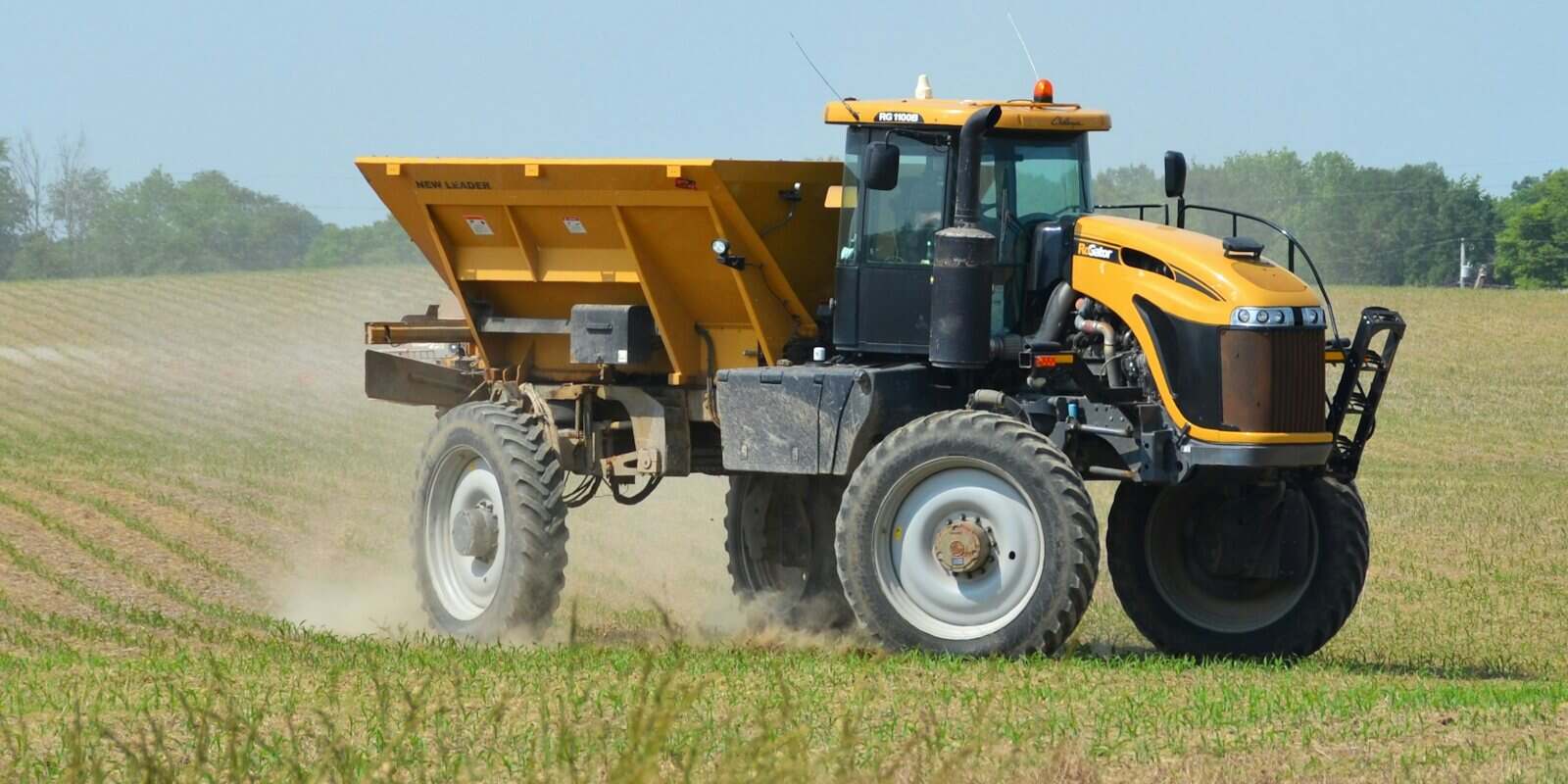 Distribuidor autopropelido espalhando fertilizante numa lavoura